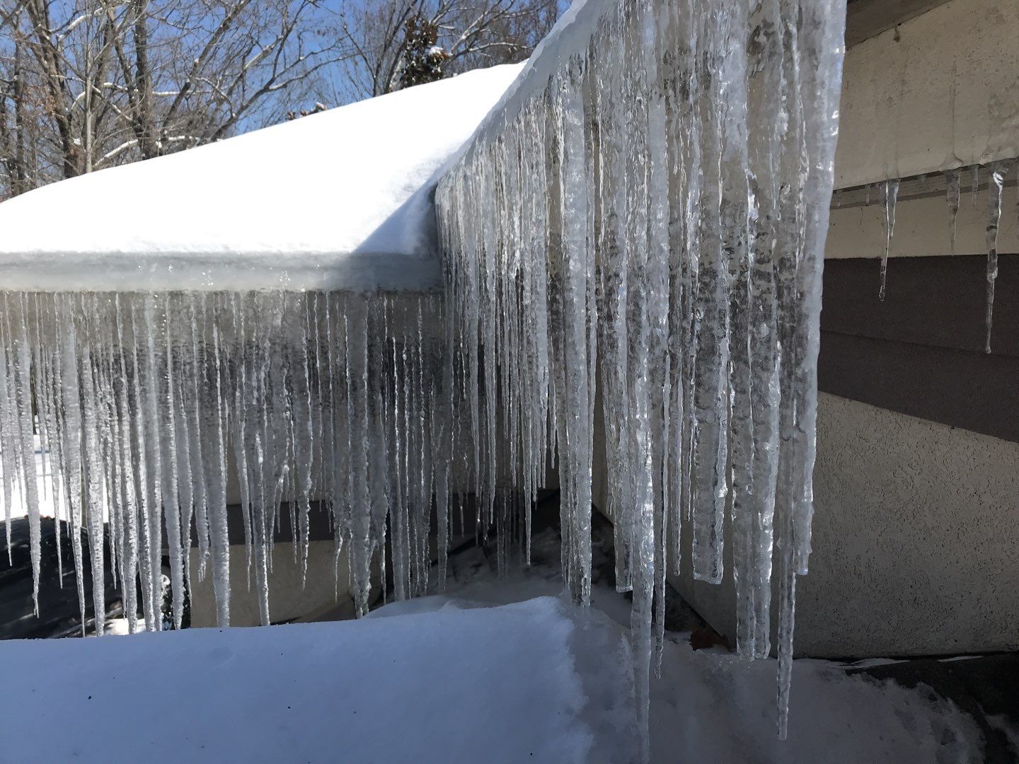 ice dams on roof and gutters